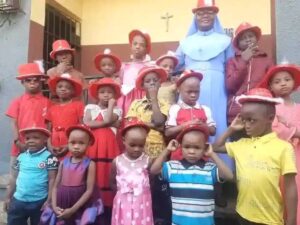 children posing for christmas pics